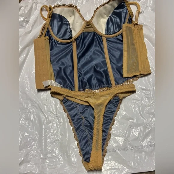 Victoria's Secret Gray and Gold Embroidered Lace corsé Bodysuit - Picture 2 of 10